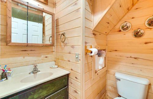 1 Mi to South Twin Lake Cabin with Deck in Trego! - Foto 19