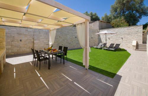 TWIN'S HOME LUXURY SUITES - Photo 23