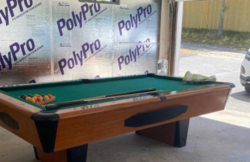 4 Bedroom Cape Getaway, 5 Min Drive to Beach, Pool Table, Grill, Backyard - Foto 8