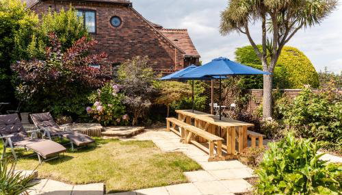 Spacious Seaside Home in Peaceful Coastal Setting - 5 Minutes Walk to the Beach - Foto 3, Garden