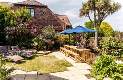 Spacious Seaside Home in Peaceful Coastal Setting - 5 Minutes Walk to the Beach - Foto 3