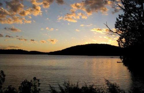 Stunning Waterfront Cabin with a Boathouse on Tupper Lake in New York - Foto 18