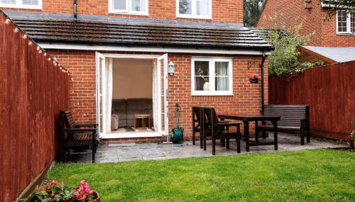 Spacious 4-Bedroom House in Aylesbury Ideal for Contractors Professionals or Larger Families - Foto 4, Garden, Garden view