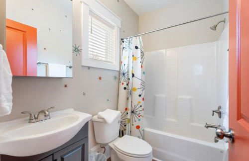 4BR Themed Stay Suite Near NC State Downtown Sleeps 10 - Foto 41