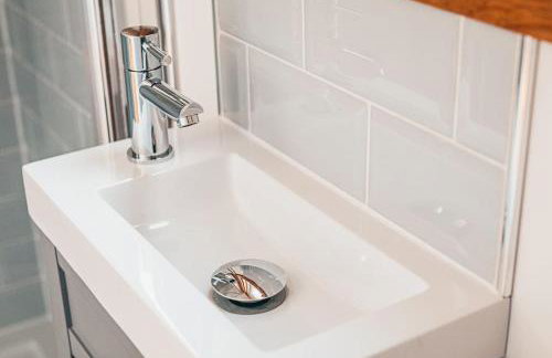 Elmhut Shepherd's Hut with Hot Tub - Foto 10