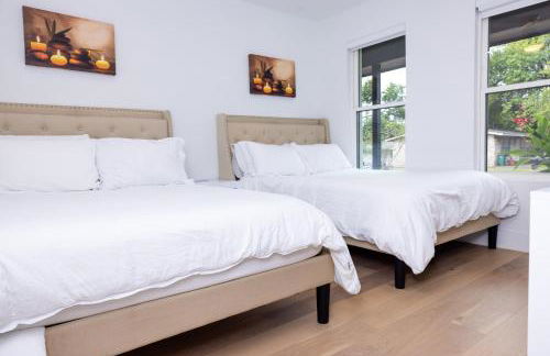 Luxe Retreat, Modern Gem with Private Backyard Oasis - Foto 32