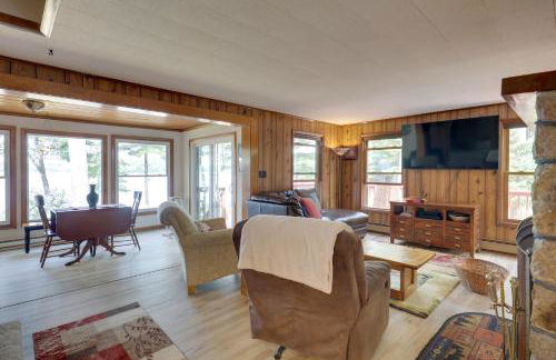 Dock and Views Lakefront Family Home in Conover! - Foto 11