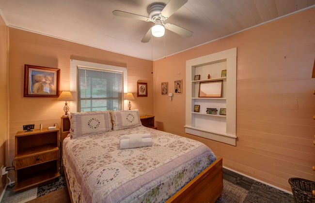 Moonshiner's Cabin Minutes From Two Wheels! - Foto 2