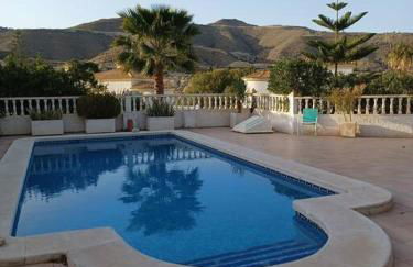 Casa Los Olivos, villa with a pool - Photo 10