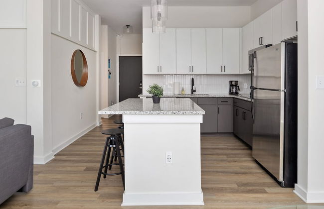 Spacious 2BD With Private Balcony and Free Parking - Foto 39