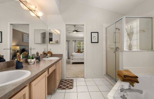 Modern Retreat Pool and Game Room - Foto 53