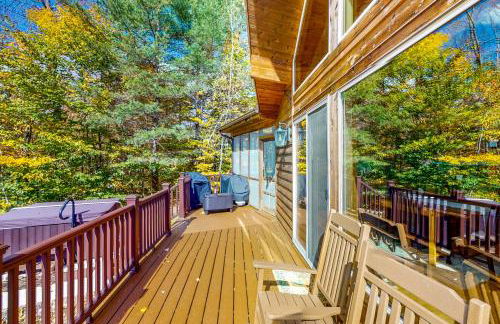 Hot Tub, Lake Views! All-Season Hinsdale Haven - Foto 33