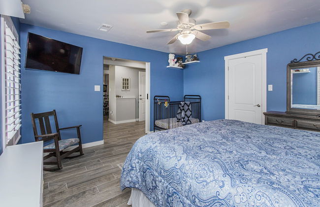 Waterfront 5 BR w/ Hot Tub Sleeps 13! - Foto 11