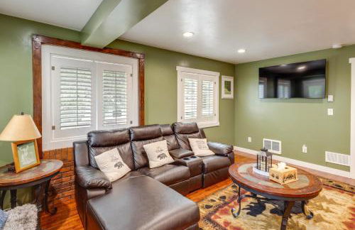 Deck with Hot Tub Ashton Cozy Cub Cabin - Foto 3