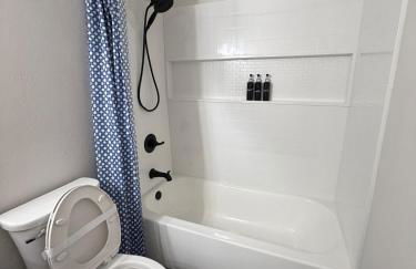 Spacious 4BR Family Home Free Parking, Fast WiFi, Near Galleria & Fountains - Foto 10