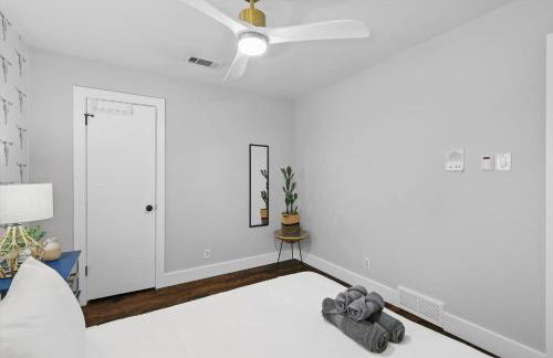 5BR w Pool, Golf Simulator, Game Room & EV Charger - Foto 26