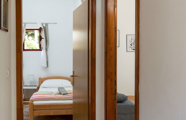 Apartments Franka - One Bedroom Apartment With Terrace and Garden View - Photo 3