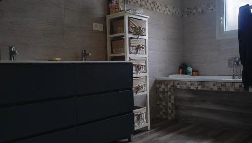 Grande villa 2 chambre ,salle de bain, grand séjour avec cuisine équipée et salle a manger, une grande terrasse de 40m2 donnant sur un grand jardin avec un parking en gravier de 500m2 - Foto 3