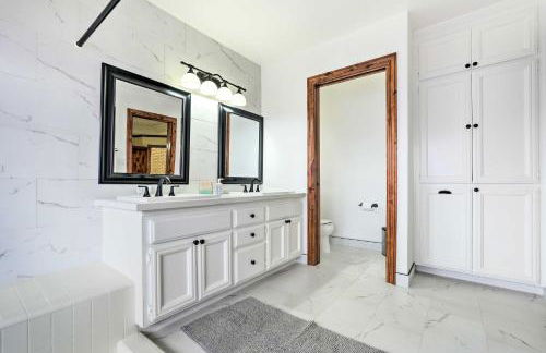 Pool and Putting Green Group Getaway in Glendale! - Foto 14