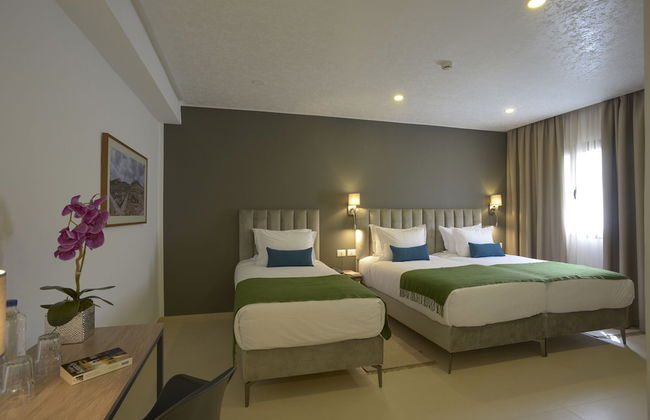 Maia Hotel Suites - Photo 32