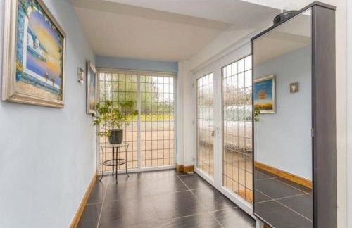 Spacious 5 Bedroom 11 Guest Family House in Horsham - Photo 17