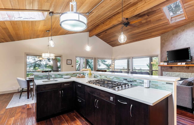 Windswept by Avantstay Water Views, Covered Deck, Walk to the Beach - Photo 17