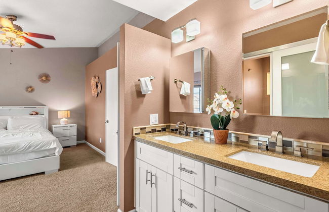 Spacious Retreat w Modern Decor and Private Yard - Photo 43