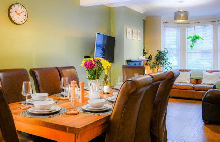 Premium Family Home with PS5 Console and Private Garden - Foto 26