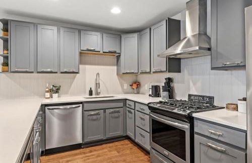 Mid-century home in Zilker with a backyard - Foto 7