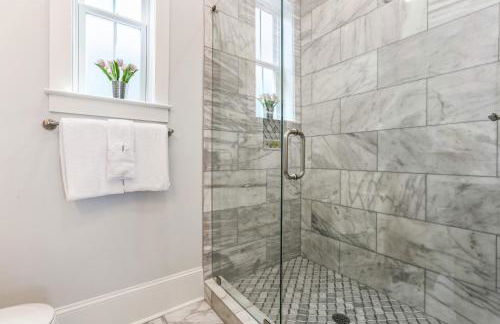 Hosteeva Brand New Condo with a Pool Steps to St Charles Ave - Foto 38