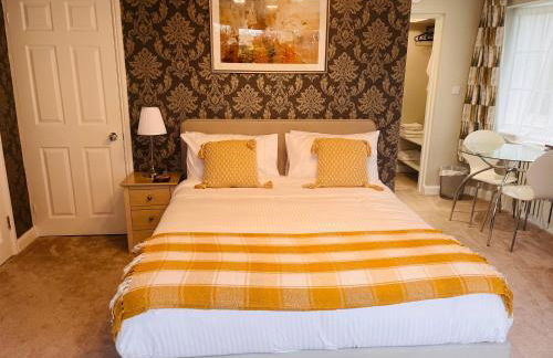 Robins Perch, Bramhall - Photo 2