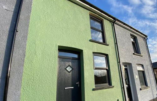 HOT TUB - Miners Cottage - edge of Brecon Beacons National Park - Heritage Town - Foto 36