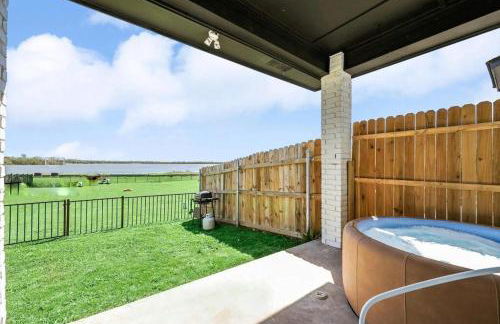 Front Lake Holiday 2BR 1BA Guest Home with Hot Tub - Foto 1