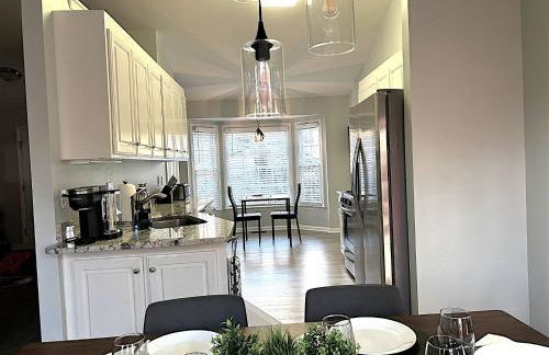 3 BR w/ King Bed, Standing Desk, Ping Pong, Arcade - Foto 14