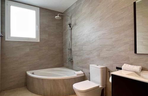 Casa Mas Ambros con piscina desbordante - Foto 14