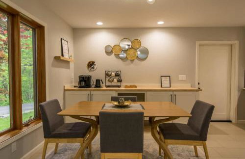 Mountain View 3BR with Sunroom, Close to Ski and Trails - Foto 18