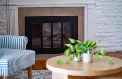 4 Bedroom Pool and Hot Tub Home Near Cleveland - Foto 10