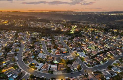 Entire Private Home with 3 Bedrooms 2 Bathrooms, Gated Yard, Garage, Hot Tub, 4-Beds, Golf, Mira Mesa, Available Now - Photo 64