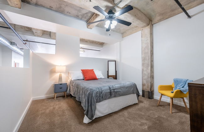 Luxury Historic Loft with Gym - Photo 27