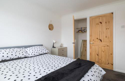 Spacious 3BR Home in Leighton Buzzard Parking Sleeps 5 Walk to Town & Train Near Rushmere Country Park & Leighton Buzzard Railway Perfect for Families & Work Stays - Foto 16