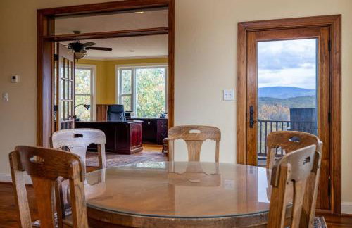 Riverbend Lodge Spacious Riverfront Home with Hot Tub Pool & Mountain view - Foto 48