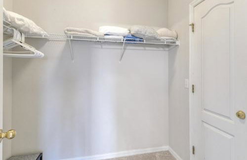 Sunny lake view villa with pool spa - close to attractions - Foto 9