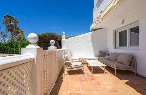 Modern apartment with pool on the beachfront in Marbella by SharingCo - Photo 29