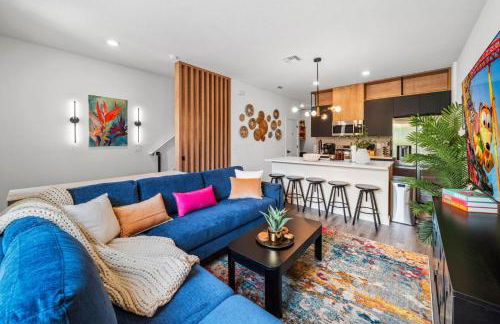 Colorful vibrant Oasis Sleeps 10, 10min to Disney - Photo 1