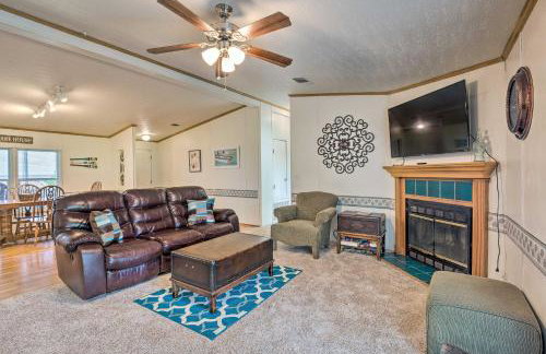 Cedar Creek Lake Access Retreat with Deck - Foto 1