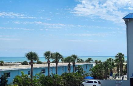 Spacious 2BR Oasis Steps to Treasure Island Beach - Foto 6