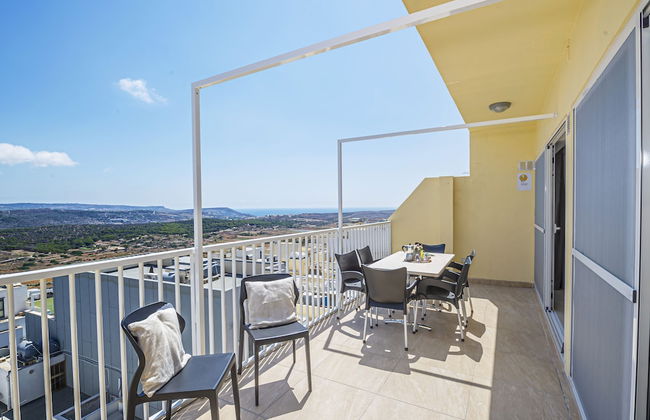 Summer Breeze Penthouse with large Terrace and Hot Tub by Getaways Malta - Foto 17