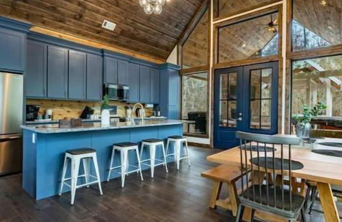 Winter Retreat in the Pines, Cozy Cabin & Fire Pit Nights - Foto 25