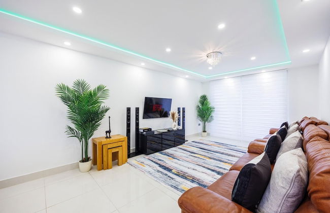 Luxurious - Pool Table - Games Room - Free Parking - Photo 1