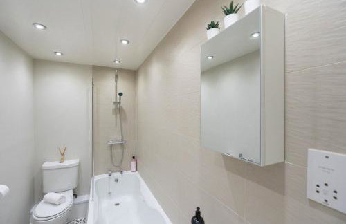 Cozy Waterfront Apartment - Free Parking & Wi-Fi - Photo 25